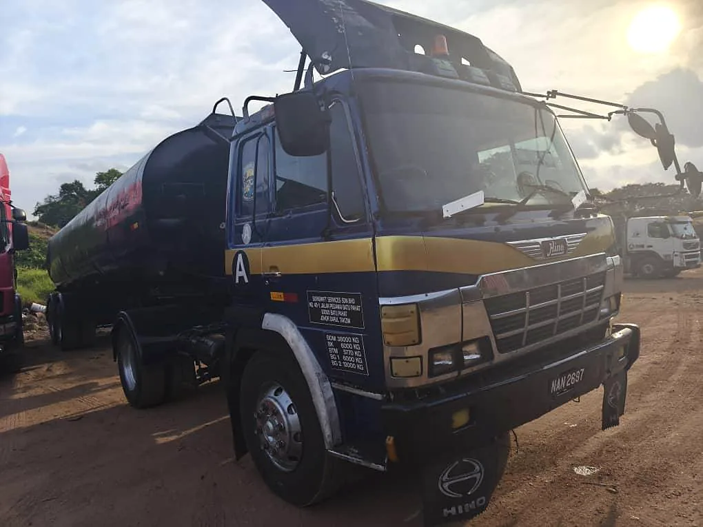 Hino prime mover with insulated black tanker