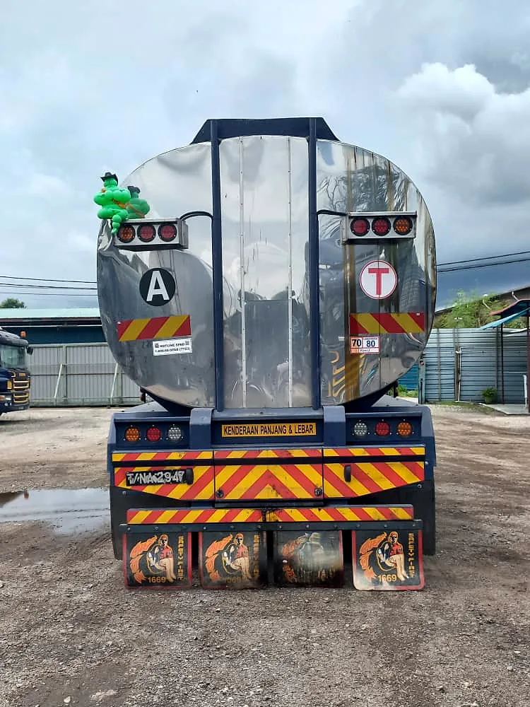 Stainless-steel tanker rear with reflective markings